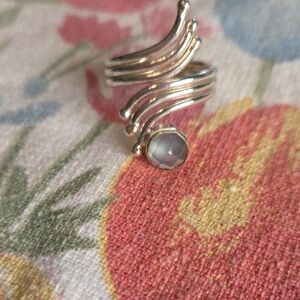 Elegant Silver Wave Ring with Iridescent Stone